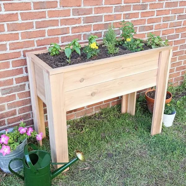 easy diy projects: DIY raised garden bed