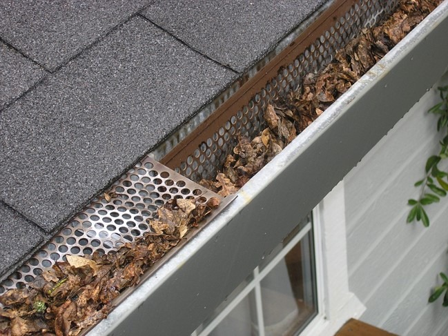 How to clean gutters