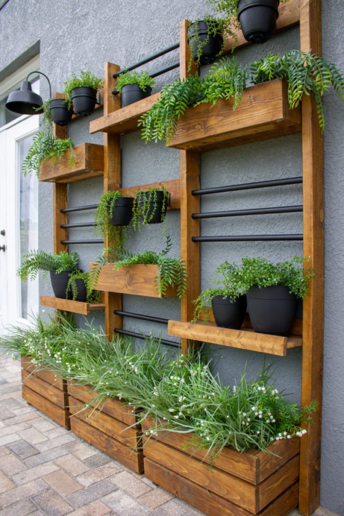 side of house landscaping ideas - Create a vertical garden 